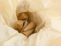 Японское благовоние KAY Sandalwood Cone (Сандаловое дерево), 12 конусов + подставка Японское благовоние KAY Sandalwood Cone (Сандаловое дерево), 12 конусов + подставка