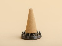 Японское благовоние KAY Sandalwood Cone (Сандаловое дерево), 12 конусов + подставка Японское благовоние KAY Sandalwood Cone (Сандаловое дерево), 12 конусов + подставка