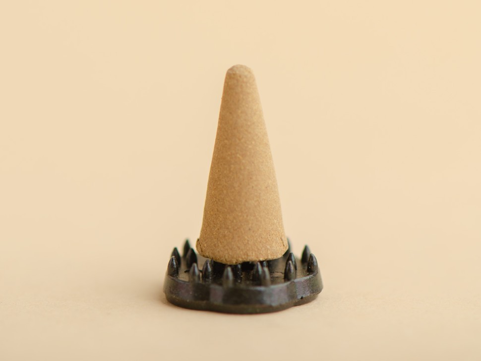 Японское благовоние KAY Sandalwood Cone (Сандаловое дерево), 12 конусов + подставка