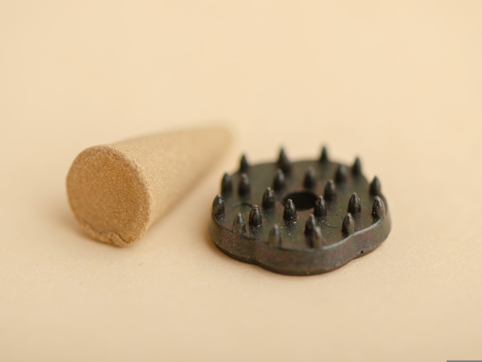 Японское благовоние KAY Sandalwood Cone (Сандаловое дерево), 12 конусов + подставка