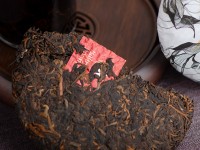 Шу пуэр "Темная Сторона Луны", Мэнхай, Чайная Почта, пресс 2025г., 200г.