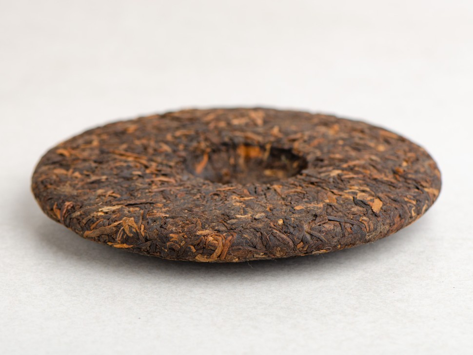 Шу пуэр "Темная Сторона Луны", Мэнхай, Чайная Почта, пресс 2025г., 200г.