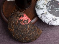 Шу пуэр "Темная Сторона Луны", Мэнхай, Чайная Почта, пресс 2025г., 200г.