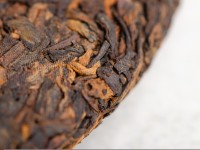 Шу пуэр "Темная Сторона Луны", Мэнхай, Чайная Почта, пресс 2025г., 200г.