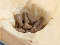 Японское благовоние KAY Aloeswood Cone (Алойное дерево), 12 конусов + подставка Японское благовоние KAY Aloeswood Cone (Алойное дерево), 12 конусов + подставка