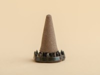 Японское благовоние KAY Aloeswood Cone (Алойное дерево), 12 конусов + подставка Японское благовоние KAY Aloeswood Cone (Алойное дерево), 12 конусов + подставка