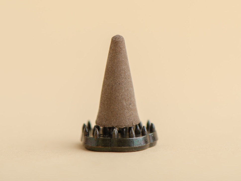 Японское благовоние KAY Aloeswood Cone (Алойное дерево), 12 конусов + подставка