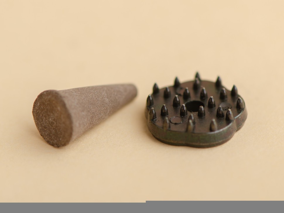 Японское благовоние KAY Aloeswood Cone (Алойное дерево), 12 конусов + подставка