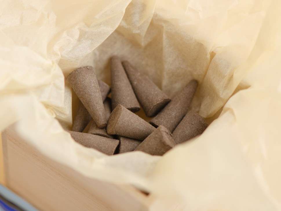 Японское благовоние KAY Aloeswood Cone (Алойное дерево), 12 конусов + подставка