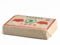 Шэн пуэр "Три Красных Знамени" (Иу Сань Мянь Хун Ци), 250 г., 2002г. Шэн пуэр "Три Красных Знамени" (Иу Сань Мянь Хун Ци), 250 г., 2002г.