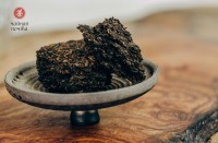 Шу пуэр "Гун Тин в кирпиче" (Пуэр из Почечного Сырья), Юн Чжень (Линцан), 250 г., 2024г. Шу пуэр "Гун Тин в кирпиче" (Пуэр из Почечного Сырья), Юн Чжень (Линцан), 250 г., 2024г.