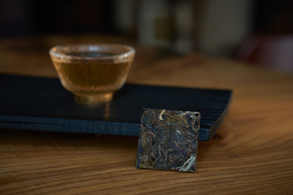 Шэн Пуэр из Линцана в плитке, серия "Чайные Марки", Чайная Почта, 7 г., 2025 г.