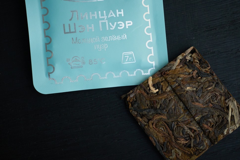 Шэн Пуэр из Линцана в плитке, серия "Чайные Марки", Чайная Почта, 7 г., 2025 г.
