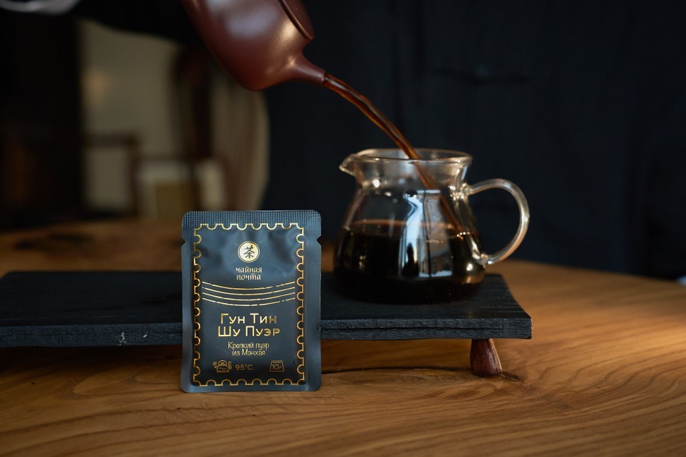 Гун Тин Шу Пуэр в плитке из Мэнхая, серия "Чайные Марки", Чайная Почта, 10 г., 2025 г.