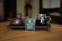 Гун Тин Шу Пуэр в плитке из Мэнхая, серия "Чайные Марки", Чайная Почта, 10 г., 2025 г.