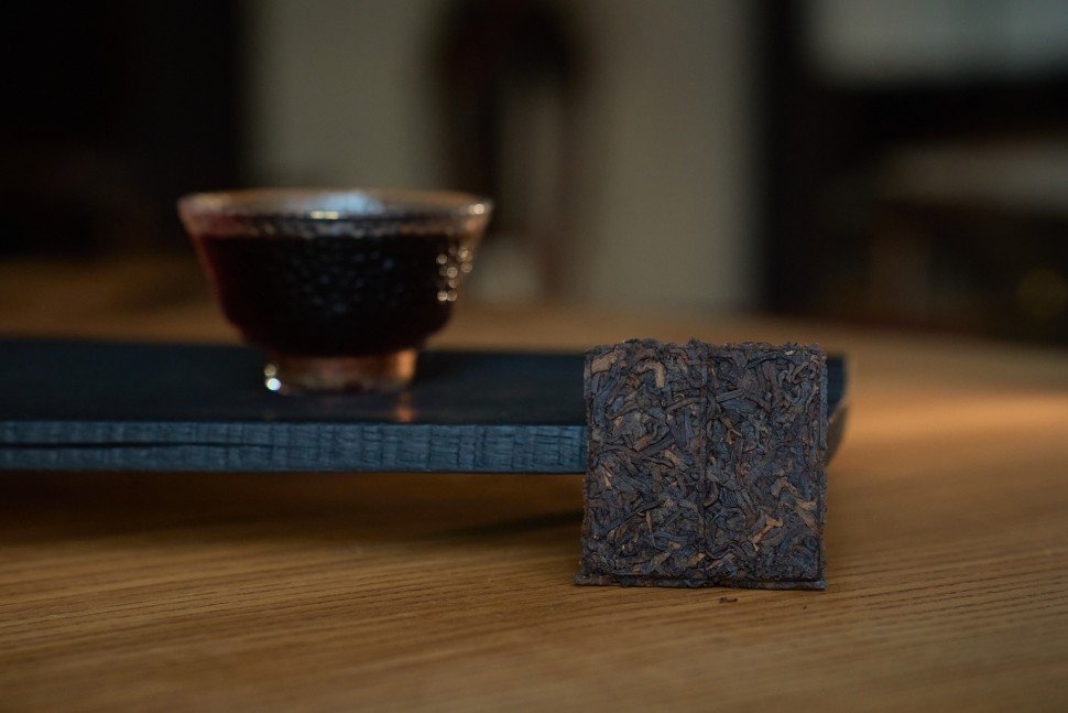 Гун Тин Шу Пуэр в плитке из Мэнхая, серия "Чайные Марки", Чайная Почта, 10 г., 2025 г.