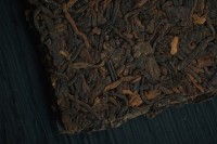 Гун Тин Шу Пуэр в плитке из Мэнхая, серия "Чайные Марки", Чайная Почта, 10 г., 2025 г.